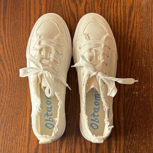 Obtaom White Platform Canvas Frayed Lace-Up Sneakers